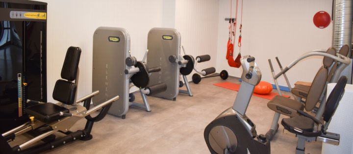 Treningsrom med apparater og slynger