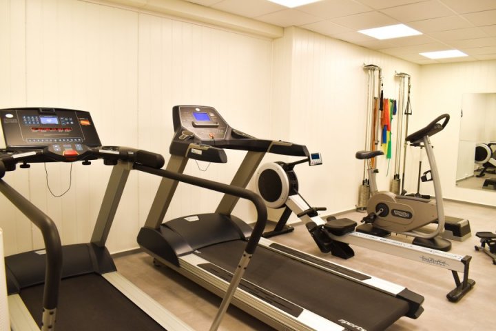 Treningsrom med tredemøller, romaskin og ergometersykkel